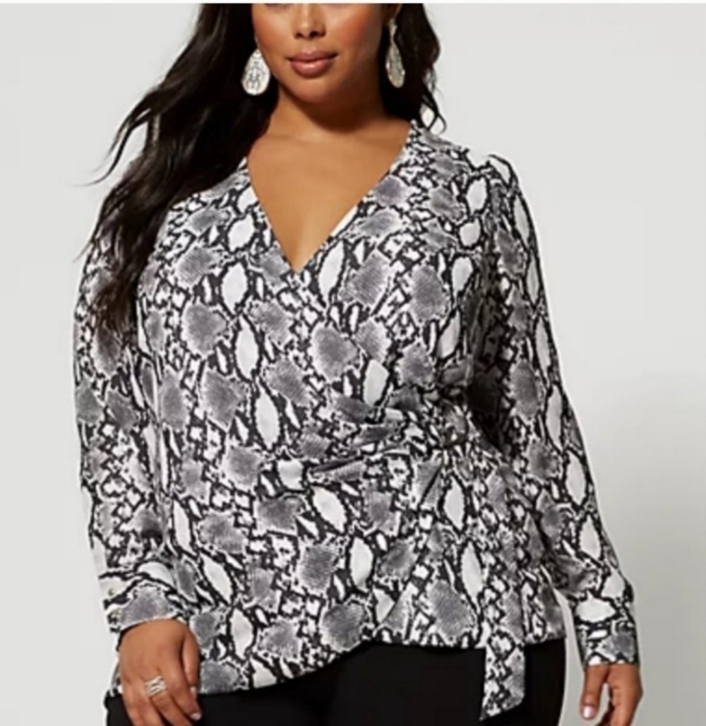 NWOT 2X fashion to figure snakeskin belted wrap blouse